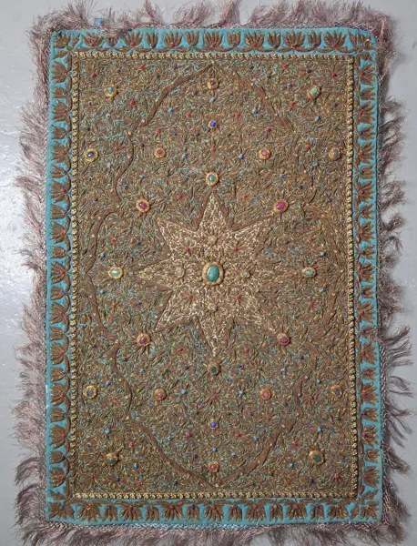 VÄGGBONAD, Zari-broderi, siden med stenar och frans, Sydasien, 1900-talets andra hälft.