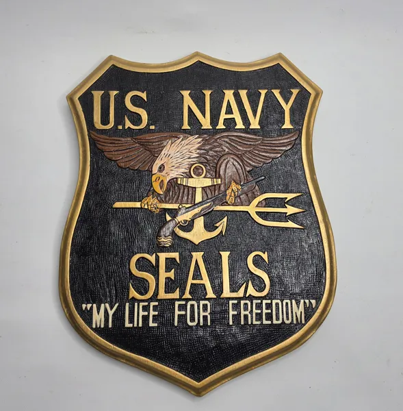 U.S. Navy SEALs emblem (Militaria), Unik handskuren väggskylt i trä.