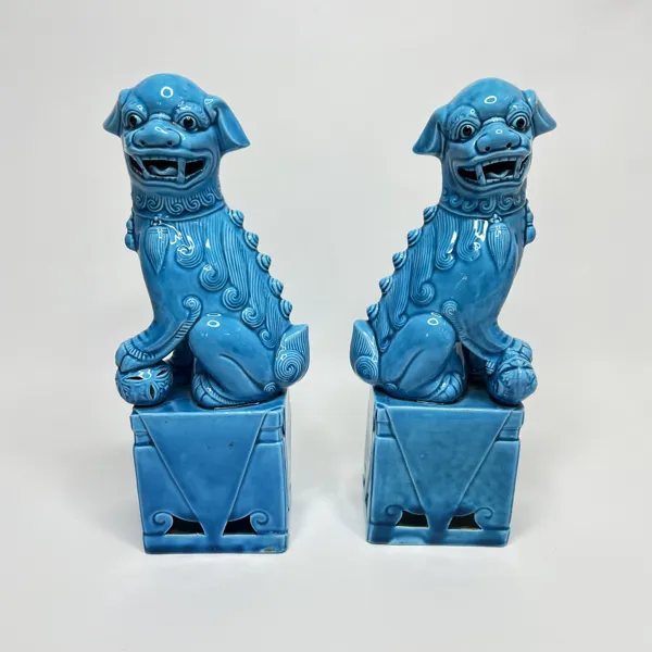 FOHUNDAR / TEMPELHUNDAR, 1 par – Kina, porslin med turkos glasyr (1900-tal)