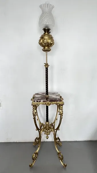Golvfotogenlampa med Marmorbord – ”Record-Brenner”, ca 1900, Rokokostil