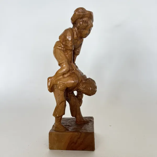 Handsnidad träskulptur – Detaljrik figurin i vackert trä, 1912 I.C.