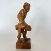 Handsnidad träskulptur – Detaljrik figurin i vackert trä, 1912 I.C.