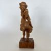 Handsnidad träskulptur – Detaljrik figurin i vackert trä, 1912 I.C.
