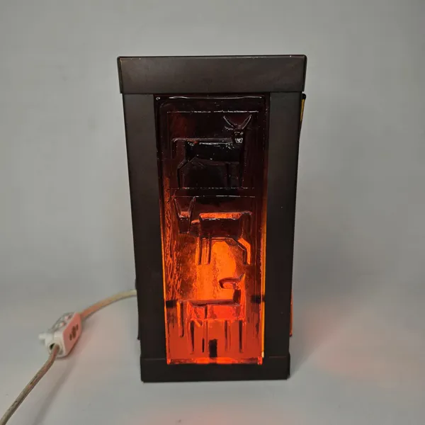ERIK HÖGLUND (1932–1998): Bordslampa / Ljuslykta i smidesmetall och bärnstensfärgat/rött konstglas – Boda Glasbruk / Boda Smide (1960-tal)