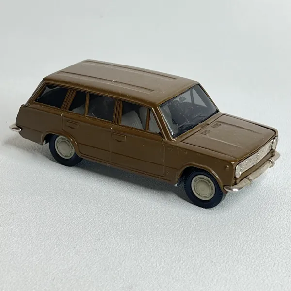 Lada VAZ-2102 Kombi (Made in USSR), Samlarbil i metall 1:43