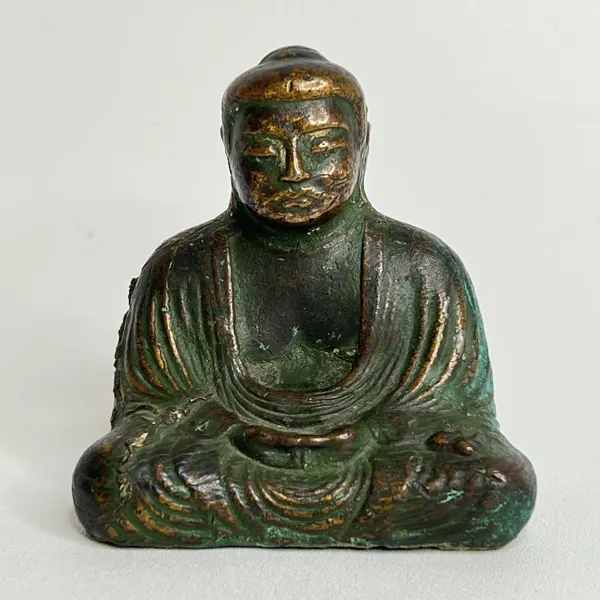 Buddha-skulptur i brons/mässing med vacker grön patina (Meditativ sittande ställning)