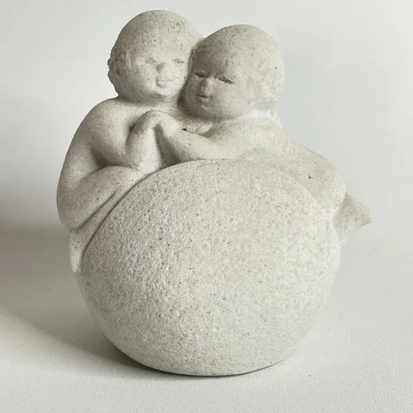 ”Stone Art” – Två kramande barn / Marqbell Belgium