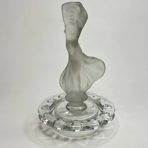 Art Deco, Elegant skulptur / parfympropp i frostat och klart glas – Dansande kvinna