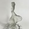 Art Deco, Elegant skulptur / parfympropp i frostat och klart glas – Dansande kvinna