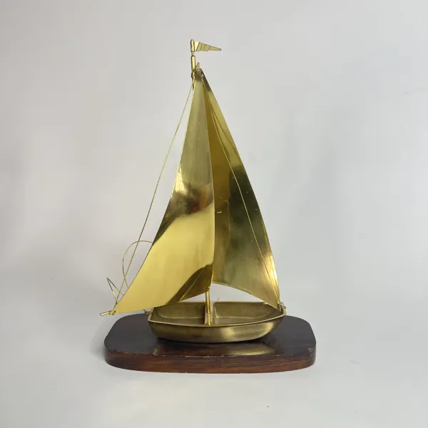 Mässingsmodell / Skulptur – Segelfartyg / Båt på träfot, 1900-tal