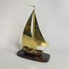 Mässingsmodell / Skulptur – Segelfartyg / Båt på träfot, 1900-tal