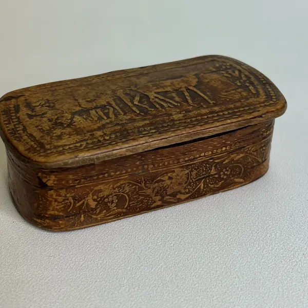 Antik tobaksdosa / Snusdosa i trä – 1700/1800-tal