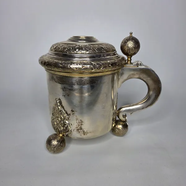 SILVER, DRYCKESKANNA, C.G.Hallberg, Stockholm. Delvis Förgylld, medalj infälld i locket. 893 gram.