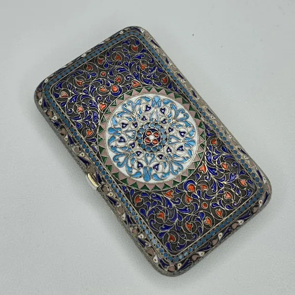 RYSKT CIGARETTUI I SILVER OCH POLYKROM EMALJ, Märke av Pavel Ovtjinnikov, Moskva, 1891. Павел Овчинников